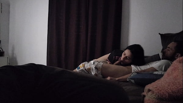 Tia gatel sengaja atur biar bisa rebahan bareng ponakan di sofa, adik manja siap digoda.