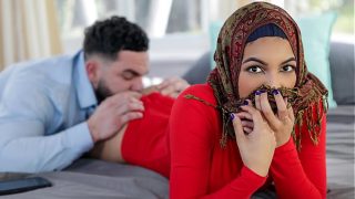 Stepbro mau ngajarin step-sis berhijab soal ‘pelajaran’ ranjang sebelum nikah, biar gak kaku.