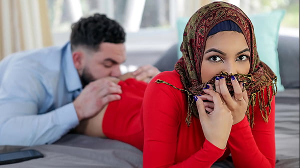 Stepbro mau ngajarin step-sis berhijab soal ‘pelajaran’ ranjang sebelum nikah, biar gak kaku.