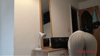 Sengaja nunjukin kontol tegang ke ibu tiri biar dia ngiler.