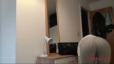 Sengaja nunjukin kontol tegang ke ibu tiri biar dia ngiler.