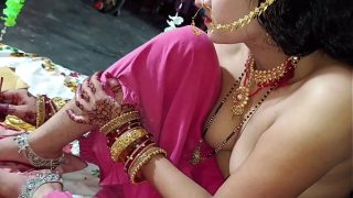 Malam pertama pasangan India, suara desahan dan erangan panas dalam bahasa Hindi yang bikin makin bergairah.