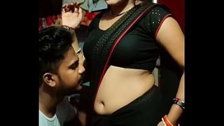 Desi Bhabhi saree melorot, pusar basah kena bibir
