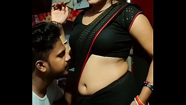 Desi Bhabhi saree melorot, pusar basah kena bibir