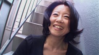 Cewek Asia Junko Sakashita kena gregetan sama cowok sampe crotchless di pinggir jalan, nyusul nampilin teteknya.