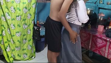 Ngentot adik ipar di dapur, pas lagi siap-siap berangkat sekolah, bikin makin pengen.
