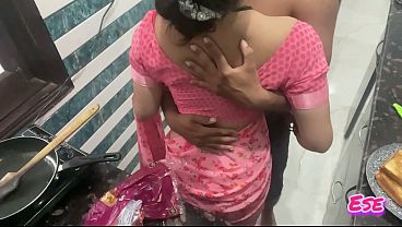 Desi Bhabhi lagi masak di dapur, tiba-tiba digaruk dari belakang, crot di meja dapur.