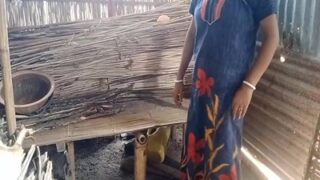 Babu Bihari ngentot malkinnya di gubuk kebun, suara nafas basah bikin alam ikut bergairah