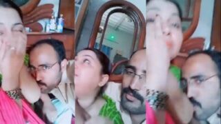 Bangsat itu nyedot tetek bhabhi-nya sambil ciuman mesum.
