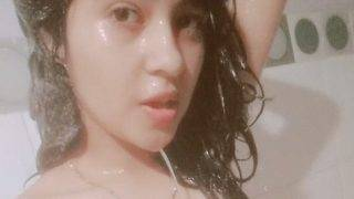 Cewek India basah kuyup di kamar mandi, foto bugilnya bocor