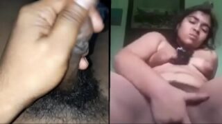 Cewek India seksi montok lagi mainin memek