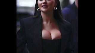 Selena Gomez bengkokin badan, siap-siap lo lihat lekukannya yang bikin ngilu (AI bikinan).