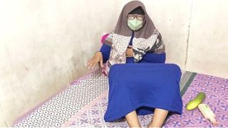 Cewek hijab Indonesia lagi mainin lubangnya sendiri sampe basah kuyup