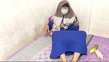Cewek hijab Indonesia lagi mainin lubangnya sendiri sampe basah kuyup
