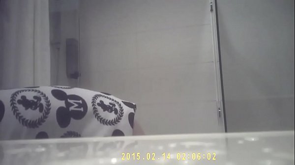 姐姐小奶诗诗洗澡被偷拍，湿身诱惑高清流出China