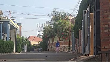 Mampus, ibu arab colmek di luar rumah dekat jalanan.