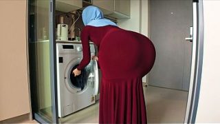 Ibu tiri berhijab itu sadar tatapan nakalku ke pantat bulatnya