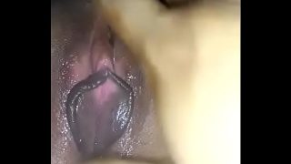 Cewek India lagi ngocok sampe basah kenceng.