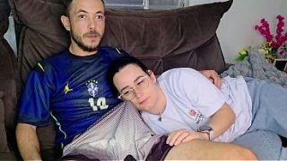 Irmãzinha gozada é provocada pelo meio-irmão enquanto vê o jogo do Brasil