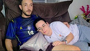 Irmãzinha gozada é provocada pelo meio-irmão enquanto vê o jogo do Brasil