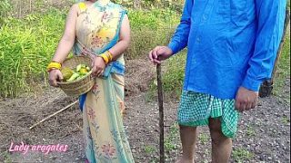 Desi kakak tiri India ngewe di luar bareng adik tiri, bebas aja