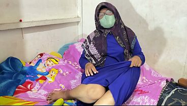 Wanita berhijab lagi mainin diri sendiri sampai basah.