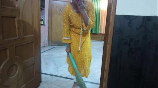 Pembantu malu-malu tapi toket gede, ngentot majikan sambil ngomong Hindi, enak banget