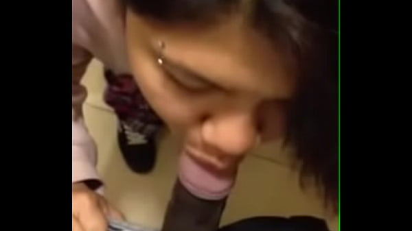 Desi cewek nikmatin blowjob seru