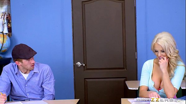 Sekolah Panas, Kenzie Taylor Pamer Tembem Besar di Kelas